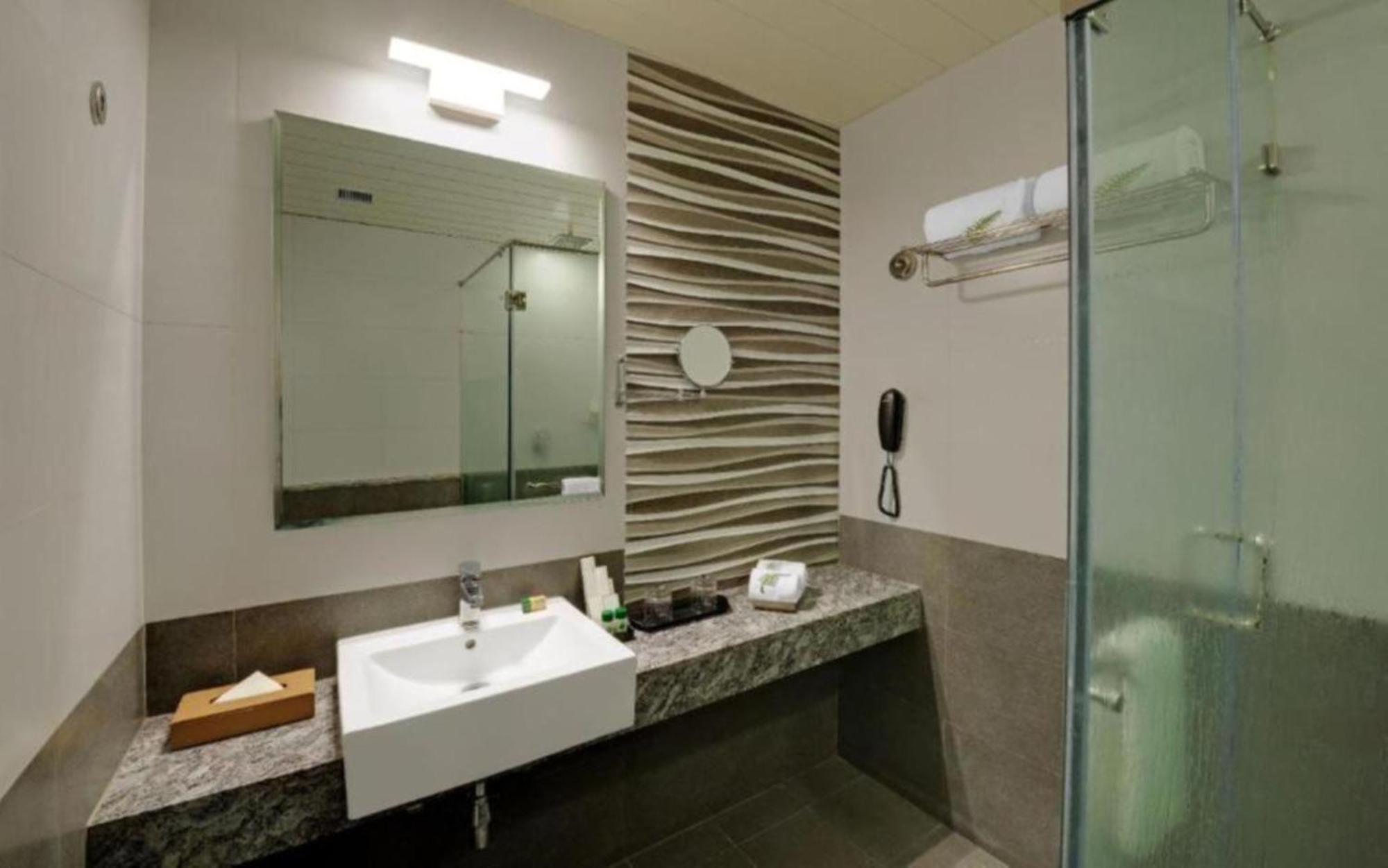 Hotel Seven Inn Near Delhi Airport New Delhi Exterior photo
