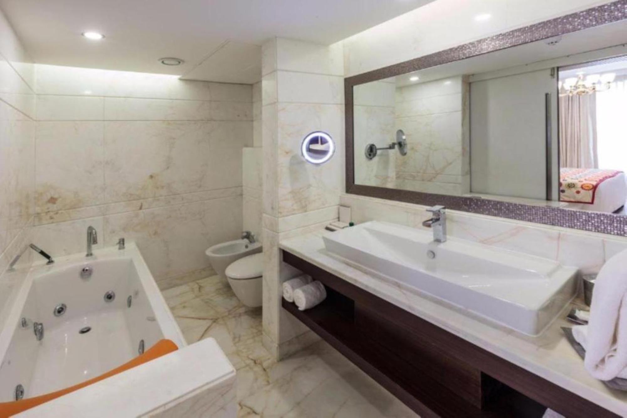 Hotel Seven Inn Near Delhi Airport New Delhi Exterior photo